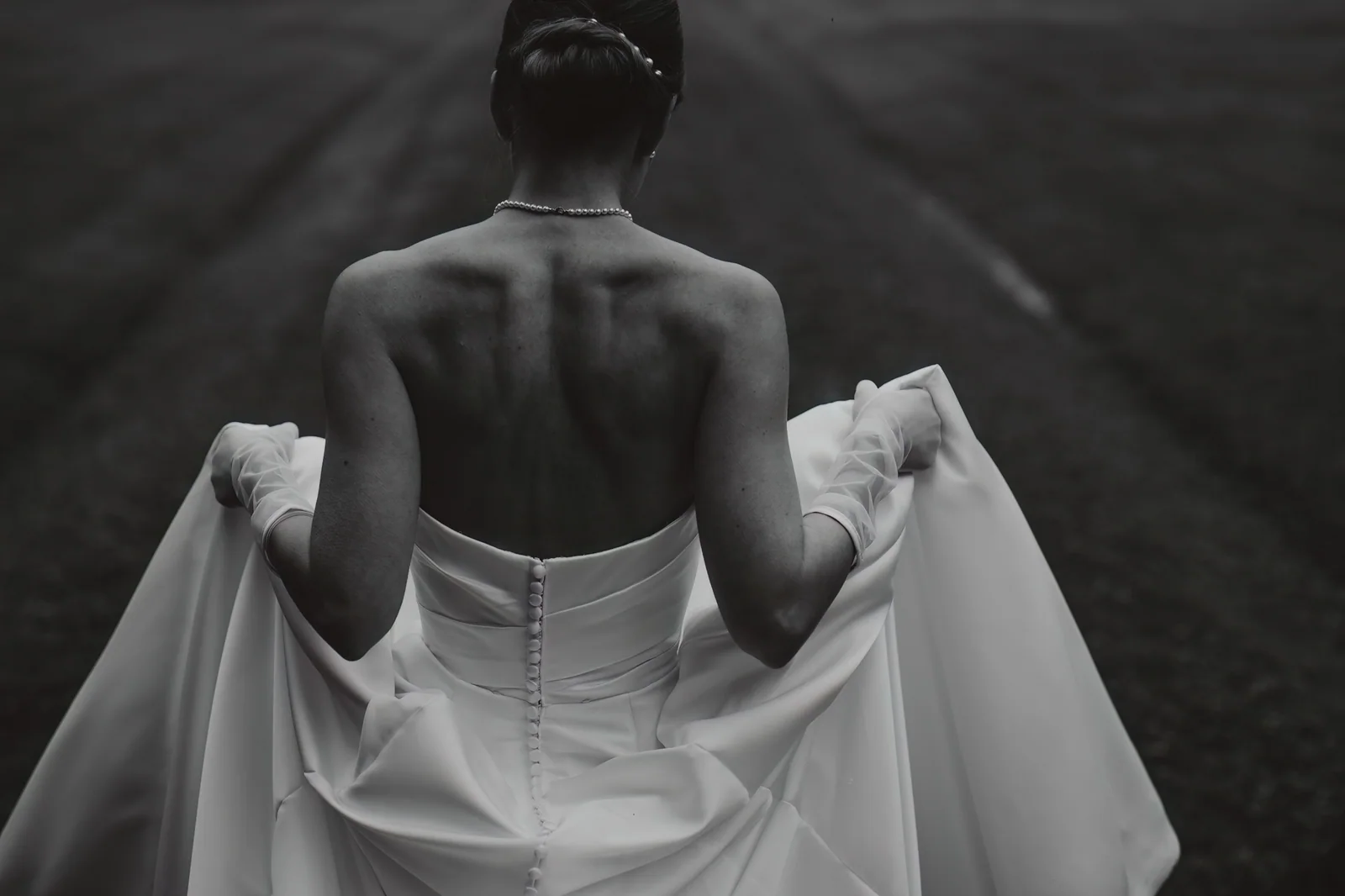Ritratto della sposa in bianco e nero durante il matrimonio