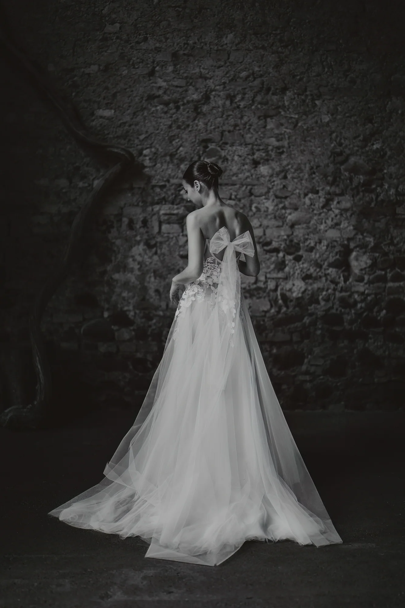 Sposa durante i preparativi in una fotografia documentaristica