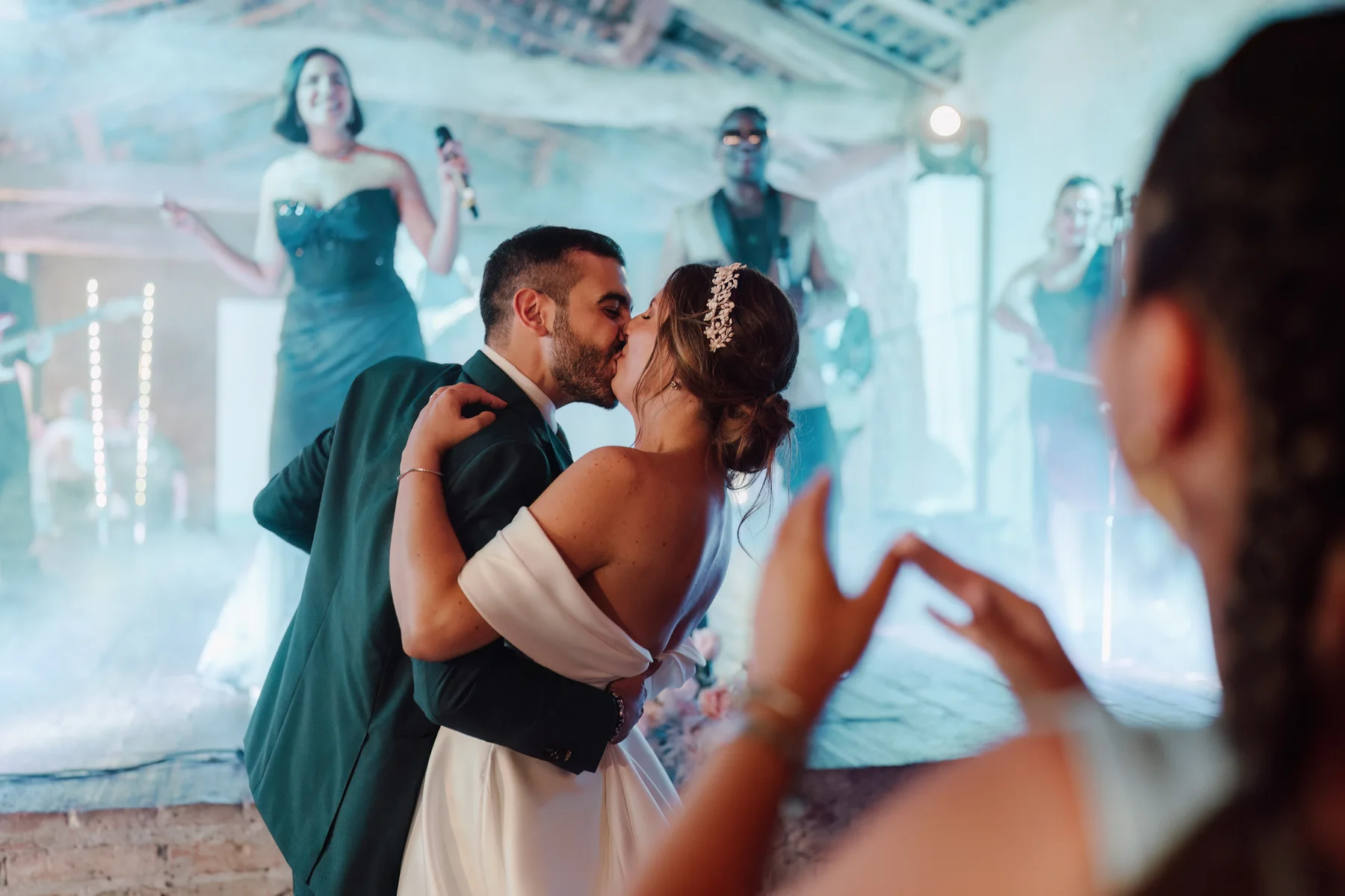 Sposi durante il ballo con un invitato in primo piano